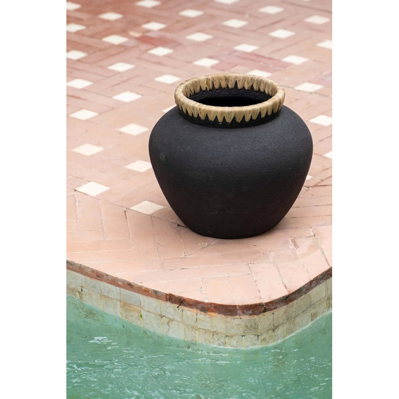 Vase Rond Hauteur 27 cm en Terre cuite Noir Raphia Naturel The Styly 