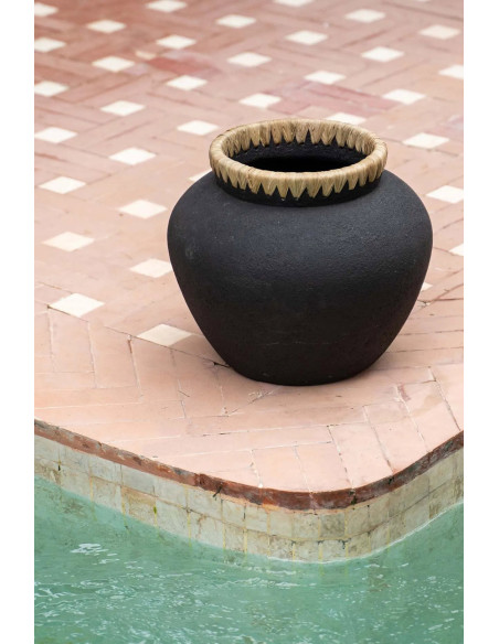 Vase Rond Hauteur 27 cm en Terre cuite Noir Raphia Naturel The Styly 