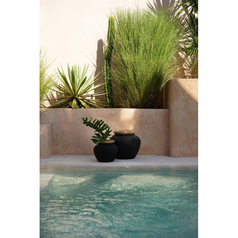 Vase Rond Hauteur 27 cm en Terre cuite Noir Raphia Naturel The Styly 
