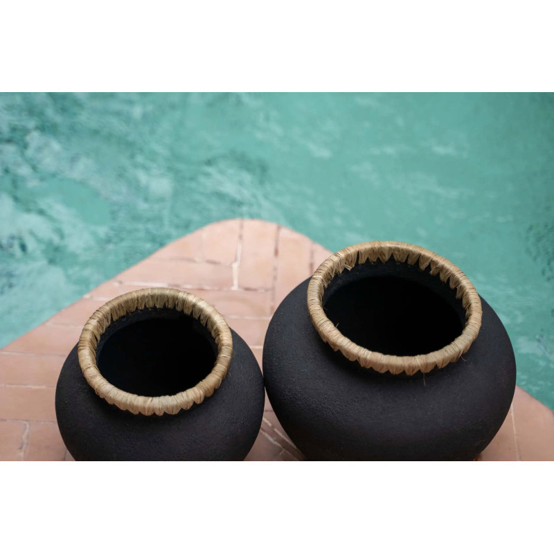 Vase Rond Hauteur 27 cm en Terre cuite Noir Raphia Naturel The Styly 