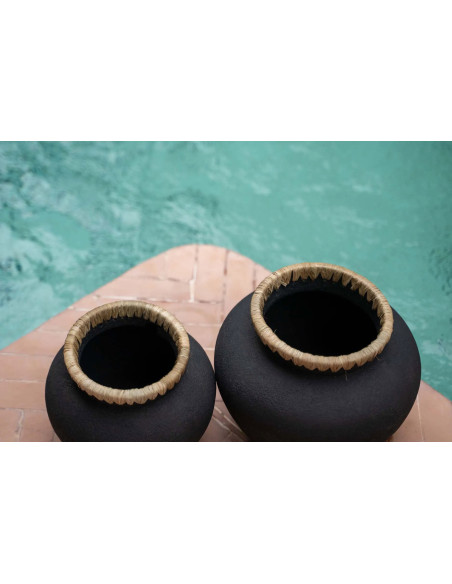 Vase Rond Hauteur 27 cm en Terre cuite Noir Raphia Naturel The Styly 