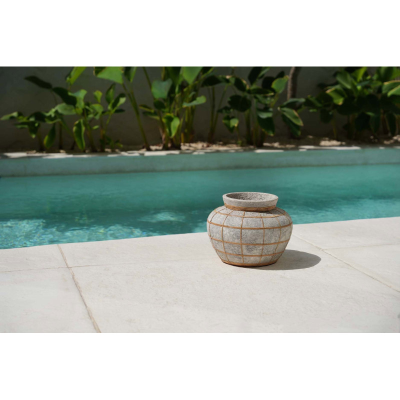 Vase Rond Hauteur 23 cm en Terre cuite Gris béton Raphia Naturel The Belly 