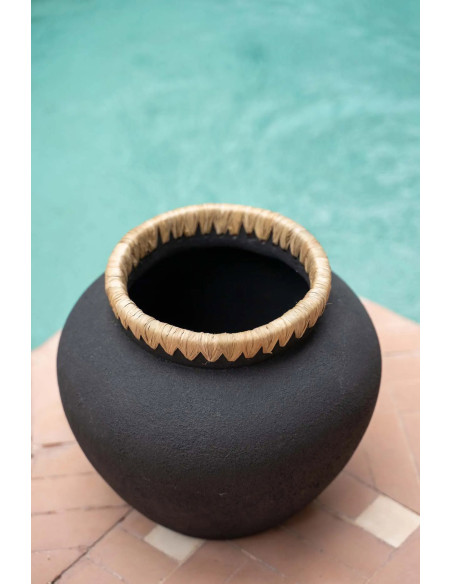 Vase Rond Hauteur 23 cm en Terre cuite Noir Raphia Naturel The Styly 