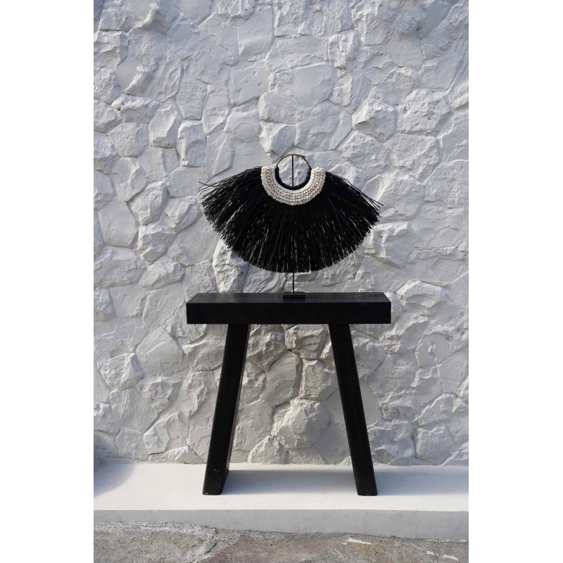 Décoration sur pied originale Collier ethnique 80 cm en Herbe Noir Coquillage Blanc The Alang 