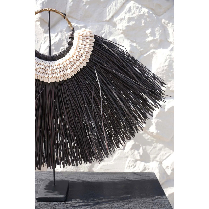 Décoration sur pied originale Collier ethnique 80 cm en Herbe Noir Coquillage Blanc The Alang 