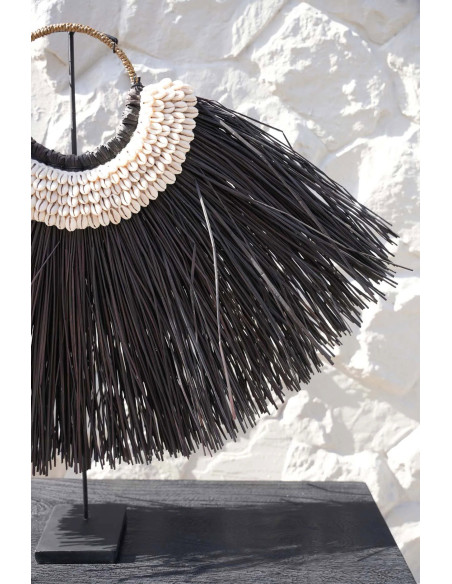 Décoration sur pied originale Collier ethnique 80 cm en Herbe Noir Coquillage Blanc The Alang 