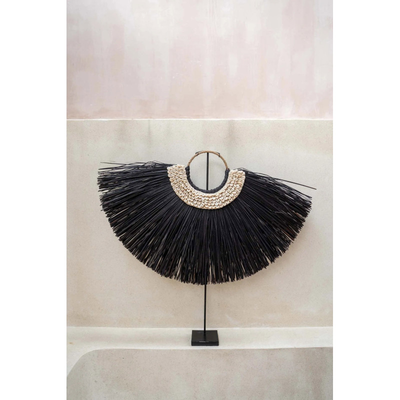 Décoration sur pied originale Collier ethnique 80 cm en Herbe Noir Coquillage Blanc The Alang 