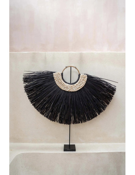 Décoration sur pied originale Collier ethnique 80 cm en Herbe Noir Coquillage Blanc The Alang 