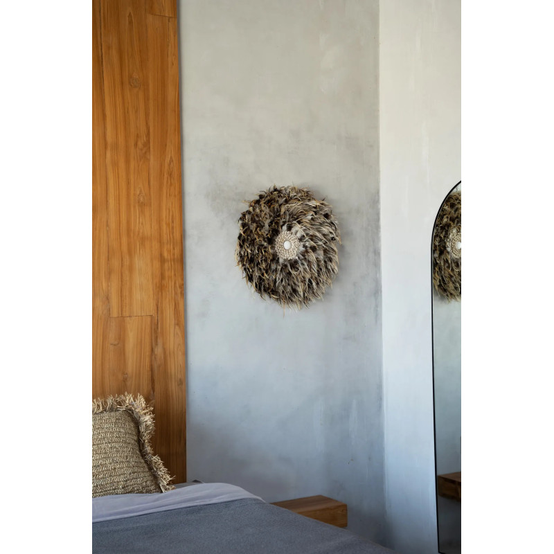 Décoration murale originale Jujuhat balinais 50 cm en Plume Gris Marron Coquillage Blanc The Coastal 