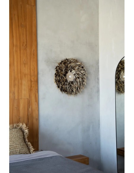 Décoration murale originale Jujuhat balinais 50 cm en Plume Gris Marron Coquillage Blanc The Coastal 