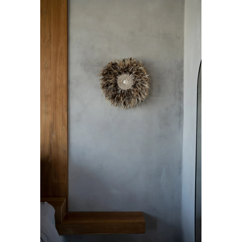Décoration murale originale Jujuhat balinais 50 cm en Plume Gris Marron Coquillage Blanc The Coastal 