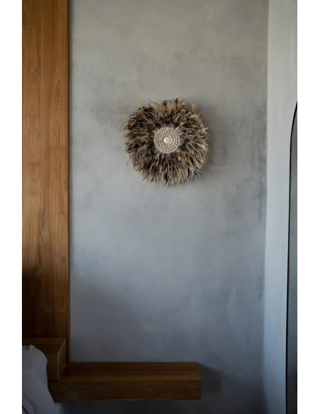 Décoration murale originale Jujuhat balinais 50 cm en Plume Gris Marron Coquillage Blanc The Coastal 