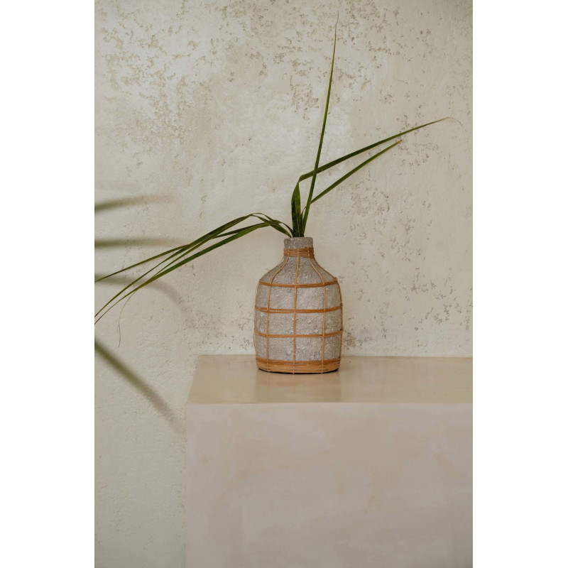 Vase Bouteille Hauteur 24 cm en Terre cuite Gris béton Raphia Naturel The Whoopy 