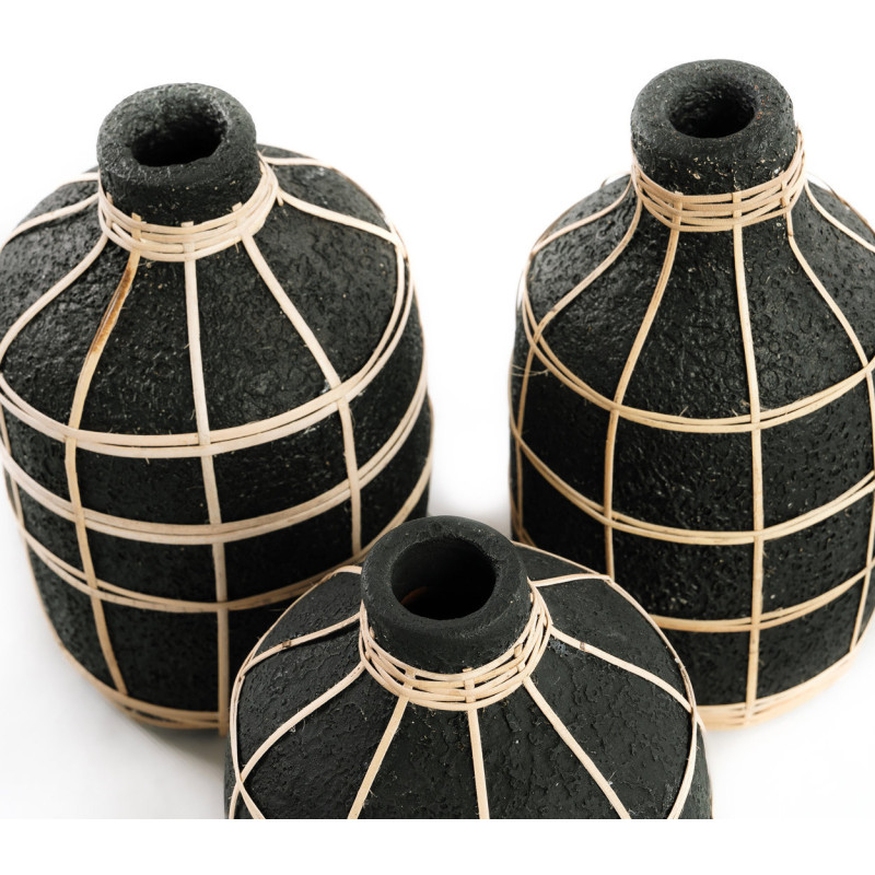Vase Bouteille Hauteur 19 cm en Terre cuite Noir Raphia Naturel The Whoopy 