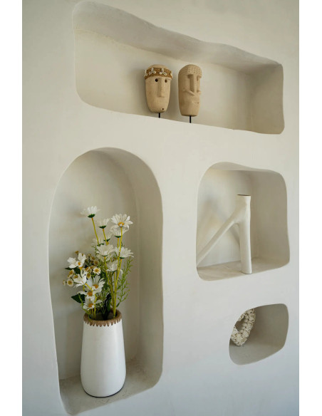 Sculpture déco ethnique sur pied Hauteur 19 cm Grès Beige sable Métal Noir The Sumba Stone 