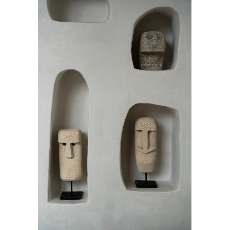 Sculpture déco ethnique sur pied Hauteur 19 cm Grès Beige sable Métal Noir The Sumba Stone 