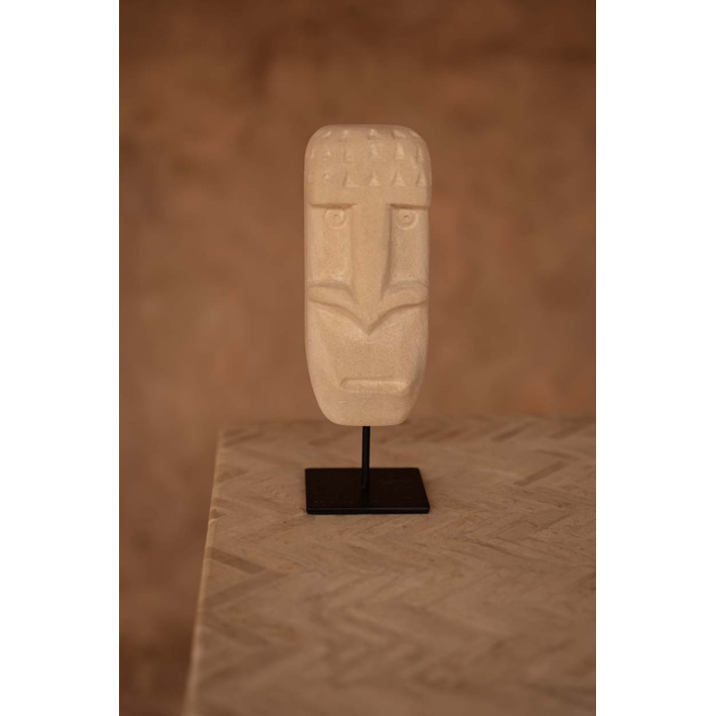 Sculpture déco primitive sur pied Hauteur 19 cm Grès Beige sable Métal Noir The Sumba Stone 