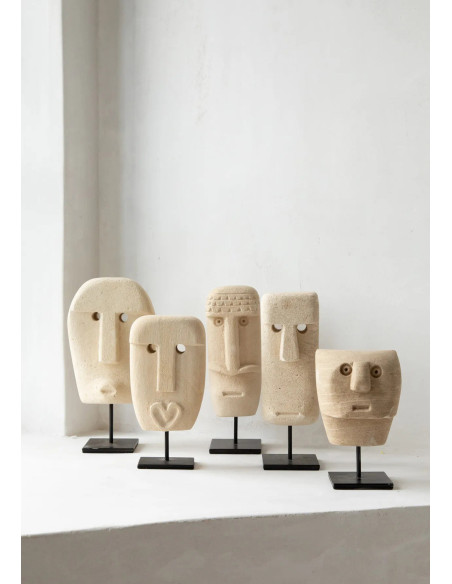 Sculpture déco primitive sur pied Hauteur 19 cm Grès Beige sable Métal Noir The Sumba Stone 