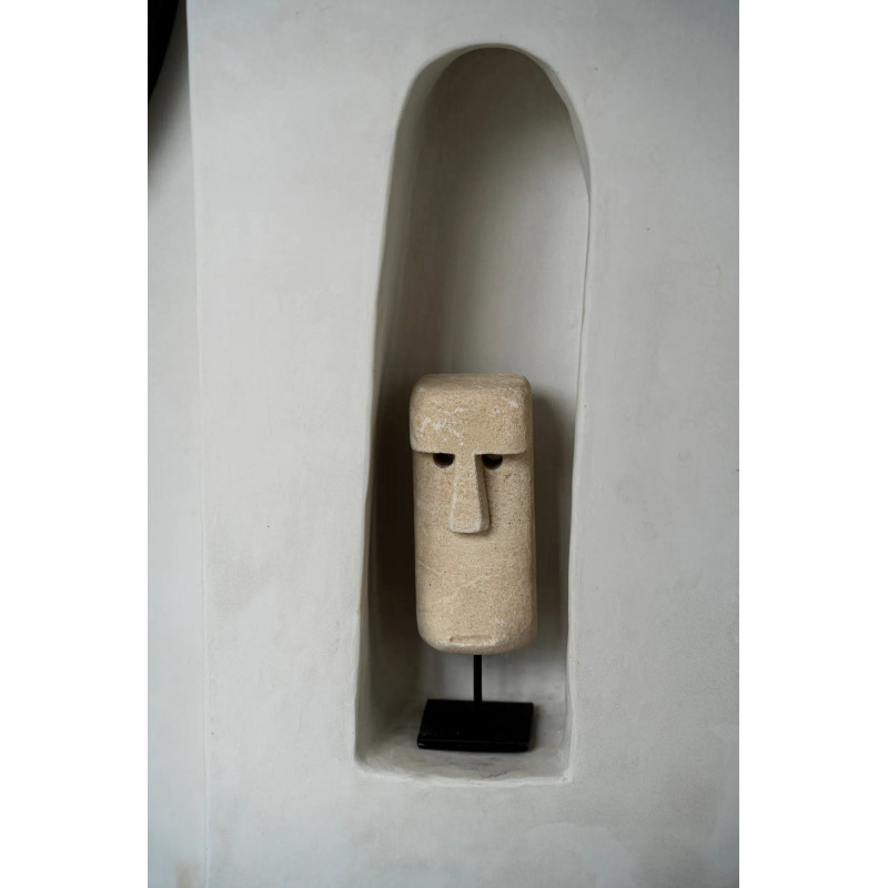 Sculpture déco primitive sur pied Hauteur 19 cm Grès Beige sable Métal Noir The Sumba Stone 