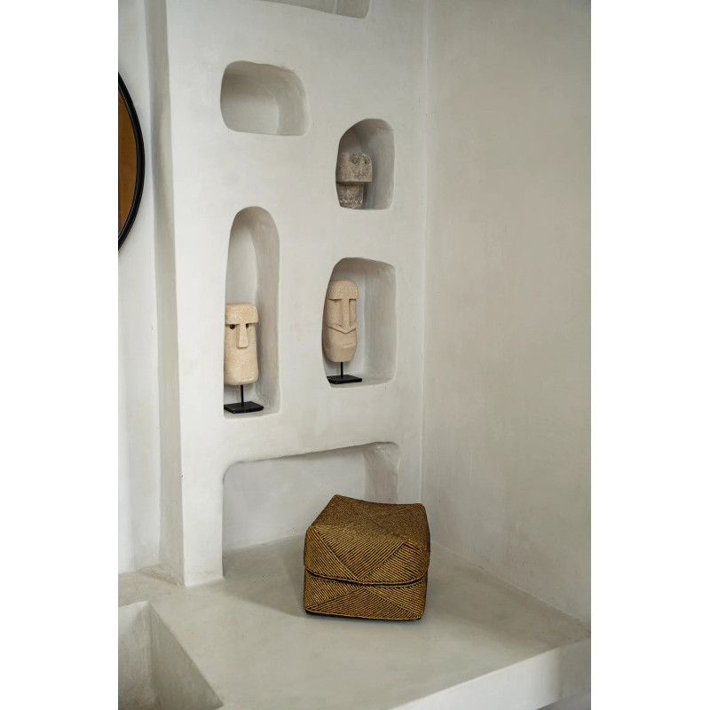 Sculpture déco primitive sur pied Hauteur 19 cm Grès Beige sable Métal Noir The Sumba Stone 