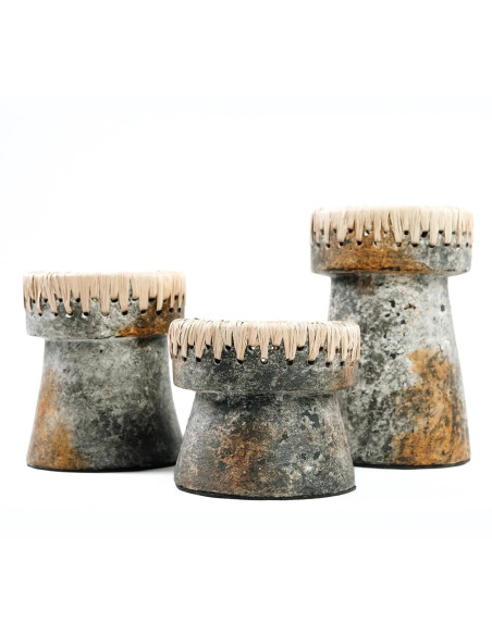 Bougeoir sur pied Rond Hauteur 20 cm en Terre cuite Gris antique Raphia Naturel The Pretty 
