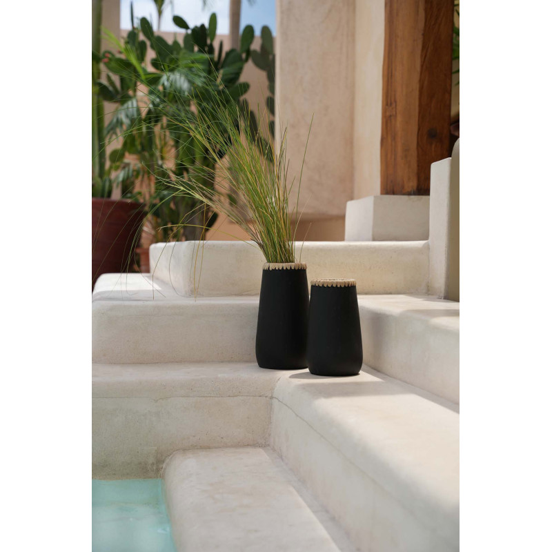 Vase Rond Hauteur 22 cm en Terre cuite Noir Raphia Naturel The Sneaky 