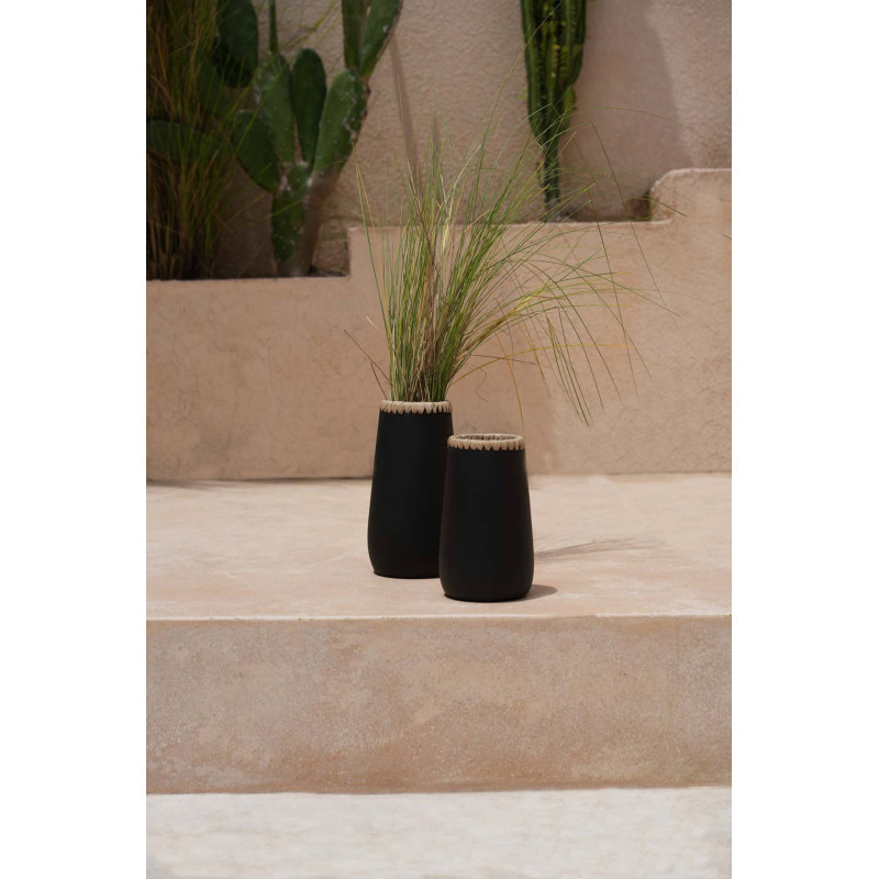 Vase Rond Hauteur 22 cm en Terre cuite Noir Raphia Naturel The Sneaky 