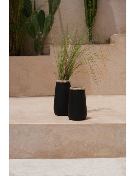 Vase Rond Hauteur 22 cm en Terre cuite Noir Raphia Naturel The Sneaky 