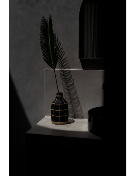 Vase Bouteille Hauteur 24 cm en Terre cuite Noir Raphia Naturel The Whoopy 