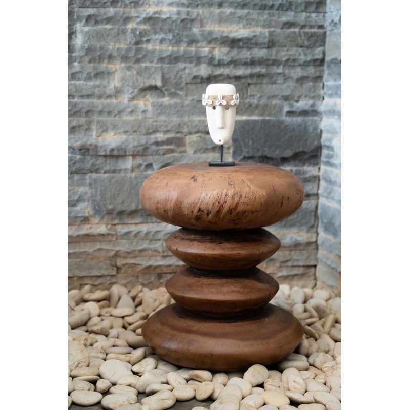 Sculpture déco primitive sur pied Hauteur 19 cm Grès Beige sable Coquillage Métal Noir The Sumba Stone 
