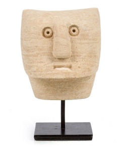 Sculpture déco primitive sur pied Hauteur 13 cm Grès Beige sable Métal Noir The Sumba Stone 