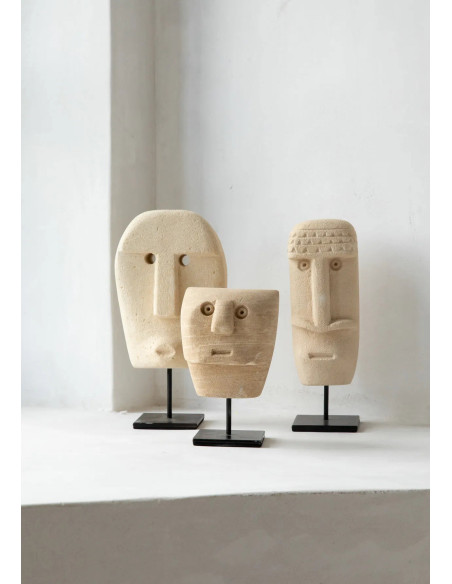 Sculpture déco primitive sur pied Hauteur 13 cm Grès Beige sable Métal Noir The Sumba Stone 