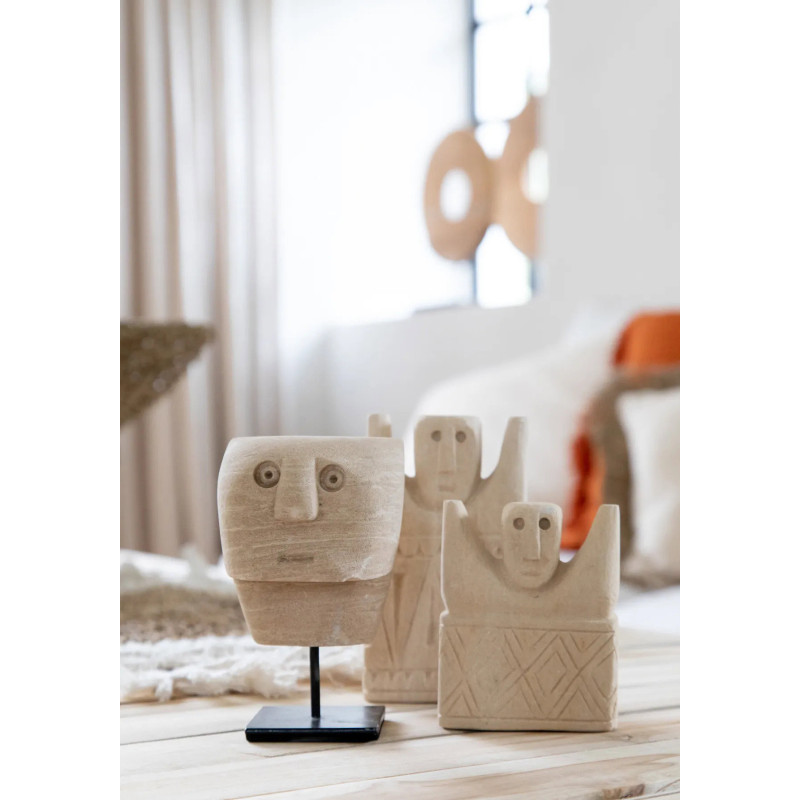 Sculpture déco primitive sur pied Hauteur 13 cm Grès Beige sable Métal Noir The Sumba Stone 