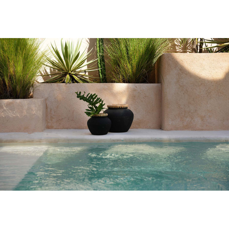 Vase Rond Hauteur 19 cm en Terre cuite Noir Raphia Naturel The Styly 