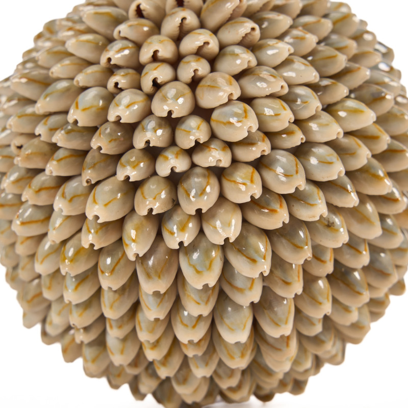 Boule décorative beige en coquillages...