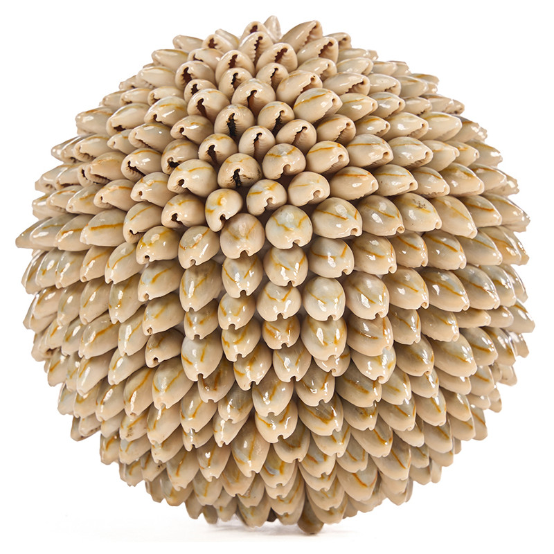 Boule décorative beige en coquillages...