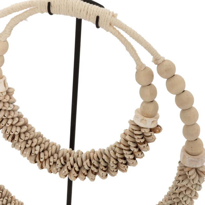 Décoration collier de coquillages sur...