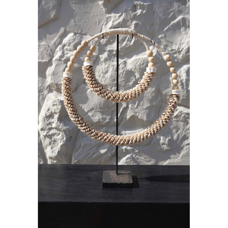 Décoration collier de coquillages sur...