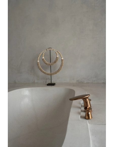 Décoration collier de coquillages sur pied naturel 55 cm The Double