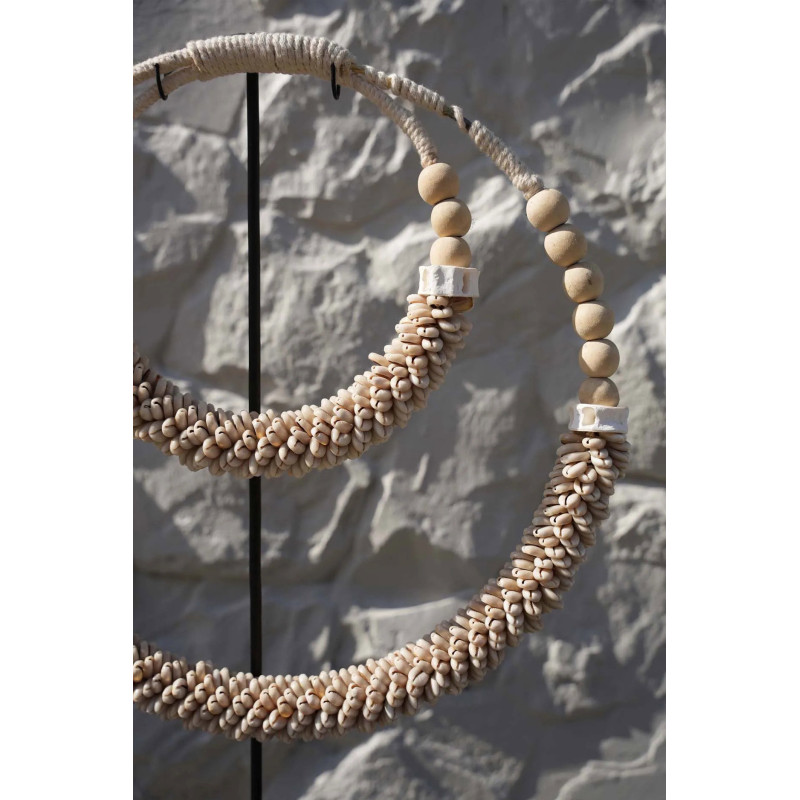 Décoration collier de coquillages sur...