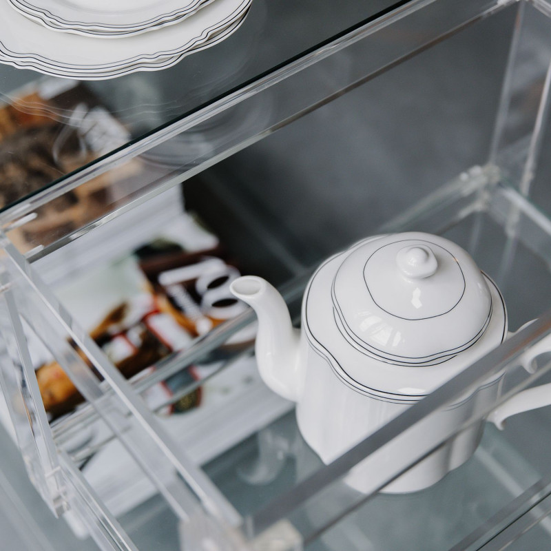 Théière en porcelaine blanche liseré...