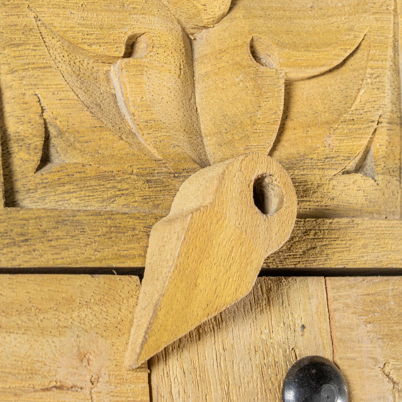 Armoire en bois de manguier sculptée...