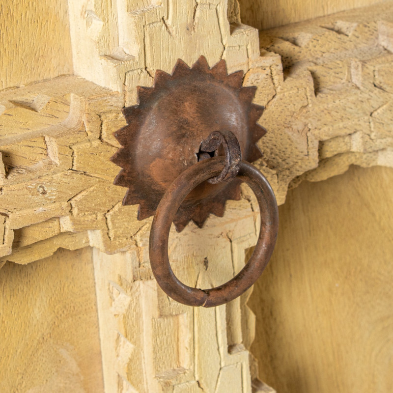 Armoire en bois de manguier sculptée...