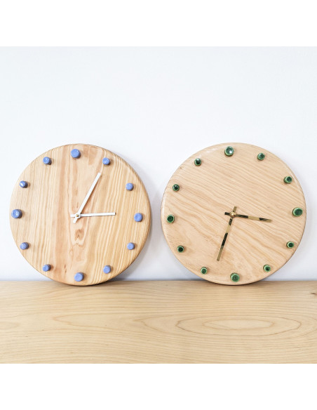 Horloge murale bois silencieuse aiguilles blanches repères bleu clair 29 cm Aalborg