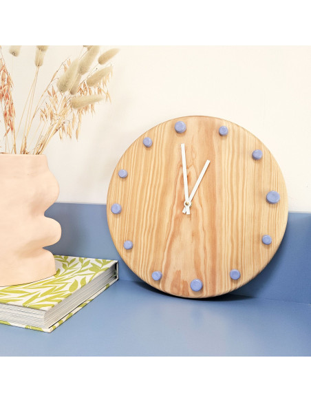Horloge murale bois silencieuse aiguilles blanches repères bleu clair 29 cm Aalborg