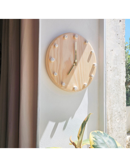 Horloge murale bois silencieuse aiguilles dorées blanc moucheté 29 cm Aalborg