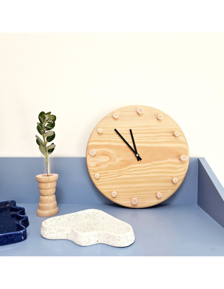 Horloge murale bois silencieuse aiguilles noires rose saumon 29 cm Aalborg