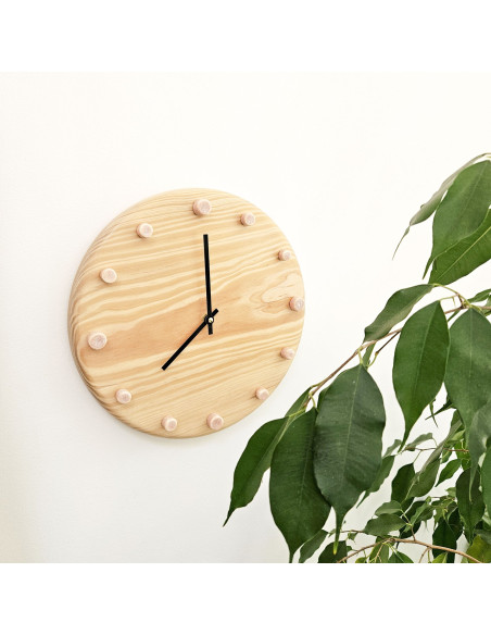 Horloge murale bois silencieuse aiguilles noires rose saumon 29 cm Aalborg