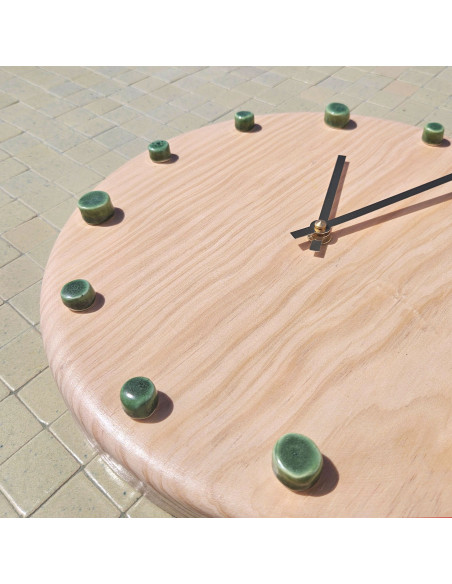 Horloge murale bois silencieuse aiguilles noires repères verts 29 cm Aalborg