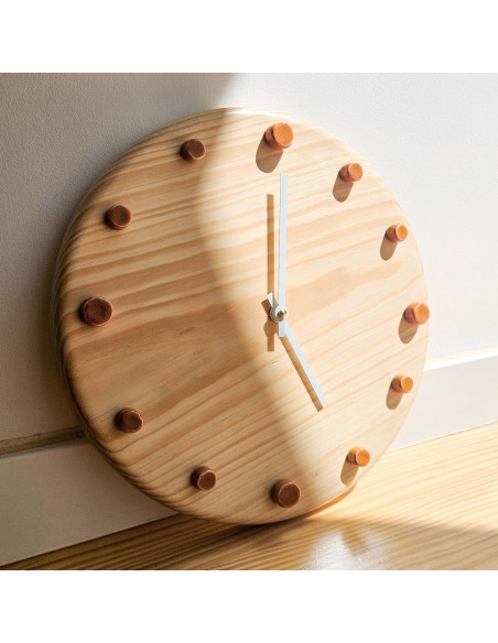 Horloge murale bois silencieuse aiguilles blanches repères orange 29 cm Aalborg